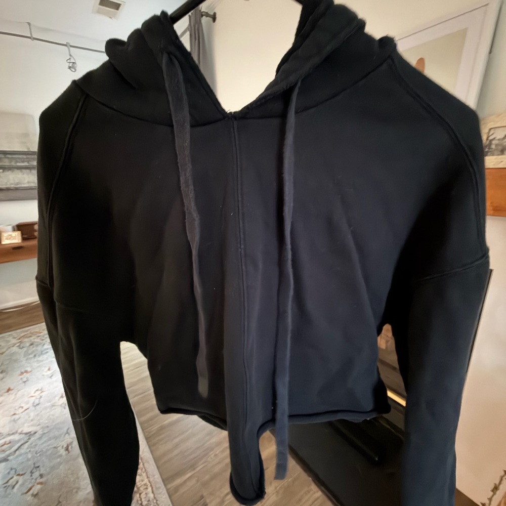 !!!SOLD!!! ALO Yoga Black Cropped Hoodie